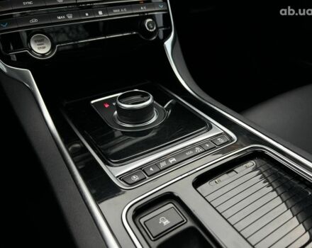 Чорний Ягуар XE, об'ємом двигуна 2 л та пробігом 109 тис. км за 17490 $, фото 13 на Automoto.ua