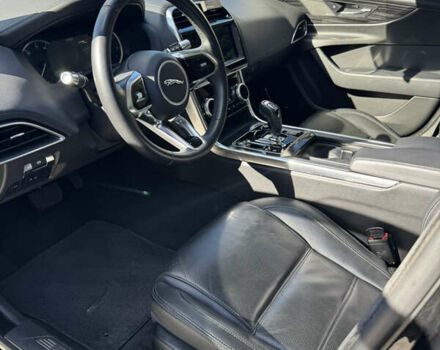 Черный Ягуар XE, объемом двигателя 2 л и пробегом 69 тыс. км за 22000 $, фото 7 на Automoto.ua