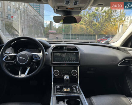 Черный Ягуар XE, объемом двигателя 2 л и пробегом 69 тыс. км за 22000 $, фото 8 на Automoto.ua