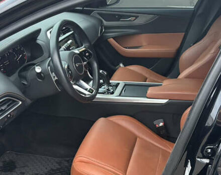 Черный Ягуар XE, объемом двигателя 2 л и пробегом 39 тыс. км за 43000 $, фото 7 на Automoto.ua