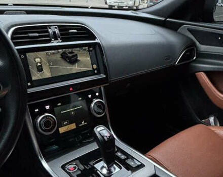 Черный Ягуар XE, объемом двигателя 2 л и пробегом 39 тыс. км за 43000 $, фото 6 на Automoto.ua