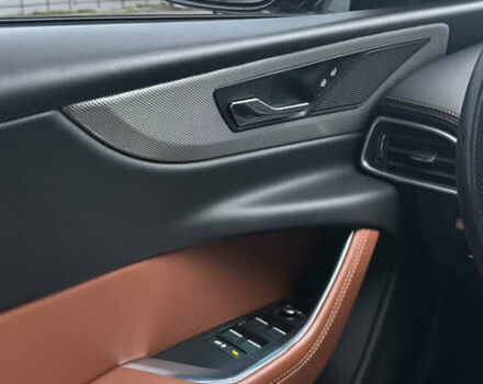 Черный Ягуар XE, объемом двигателя 2 л и пробегом 39 тыс. км за 43000 $, фото 10 на Automoto.ua