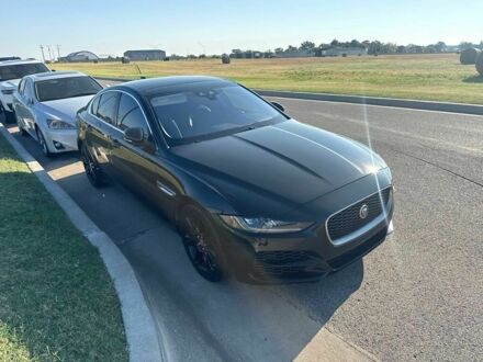 Черный Ягуар XE, объемом двигателя 2 л и пробегом 45 тыс. км за 3500 $, фото 1 на Automoto.ua
