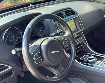Красный Ягуар XE, объемом двигателя 2 л и пробегом 110 тыс. км за 11999 $, фото 11 на Automoto.ua