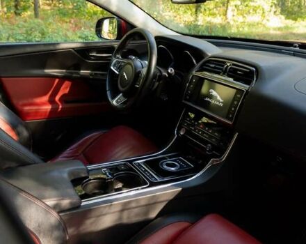Красный Ягуар XE, объемом двигателя 2 л и пробегом 144 тыс. км за 15000 $, фото 22 на Automoto.ua