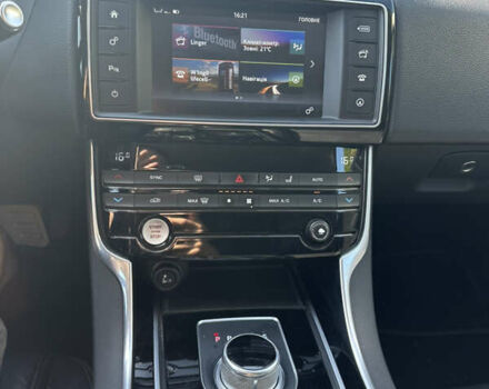 Красный Ягуар XE, объемом двигателя 2 л и пробегом 110 тыс. км за 11999 $, фото 14 на Automoto.ua