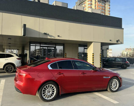 Красный Ягуар XE, объемом двигателя 2 л и пробегом 106 тыс. км за 12599 $, фото 7 на Automoto.ua