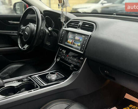 Красный Ягуар XE, объемом двигателя 2 л и пробегом 188 тыс. км за 15300 $, фото 19 на Automoto.ua