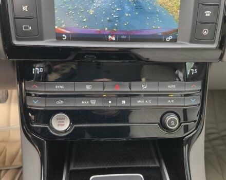 Красный Ягуар XE, объемом двигателя 2 л и пробегом 103 тыс. км за 14999 $, фото 17 на Automoto.ua