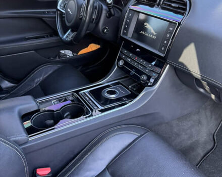 Червоний Ягуар XE, об'ємом двигуна 2 л та пробігом 142 тис. км за 18500 $, фото 26 на Automoto.ua