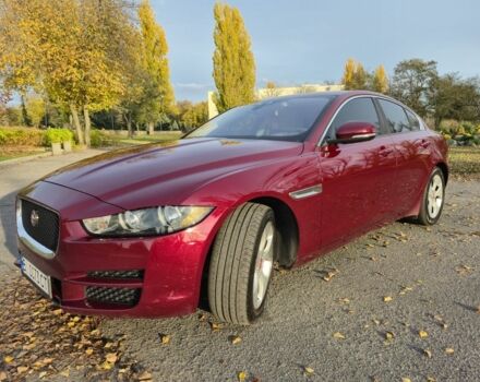 Красный Ягуар XE, объемом двигателя 2 л и пробегом 103 тыс. км за 15004 $, фото 1 на Automoto.ua