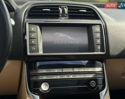 Красный Ягуар XE, объемом двигателя 2 л и пробегом 90 тыс. км за 14500 $, фото 43 на Automoto.ua