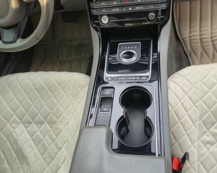 Красный Ягуар XE, объемом двигателя 2 л и пробегом 103 тыс. км за 14999 $, фото 25 на Automoto.ua