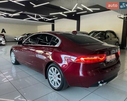 Красный Ягуар XE, объемом двигателя 2 л и пробегом 107 тыс. км за 15500 $, фото 4 на Automoto.ua