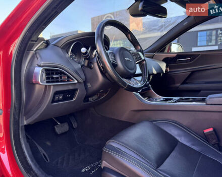 Червоний Ягуар XE, об'ємом двигуна 2 л та пробігом 142 тис. км за 18500 $, фото 35 на Automoto.ua