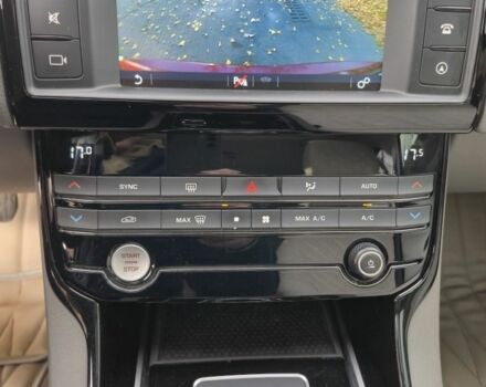 Красный Ягуар XE, объемом двигателя 2 л и пробегом 103 тыс. км за 15004 $, фото 18 на Automoto.ua