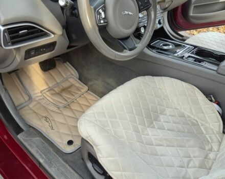 Красный Ягуар XE, объемом двигателя 2 л и пробегом 103 тыс. км за 15004 $, фото 8 на Automoto.ua