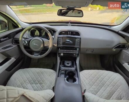 Красный Ягуар XE, объемом двигателя 2 л и пробегом 103 тыс. км за 14999 $, фото 22 на Automoto.ua