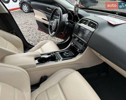 Красный Ягуар XE, объемом двигателя 2 л и пробегом 92 тыс. км за 14500 $, фото 15 на Automoto.ua