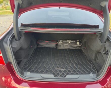 Красный Ягуар XE, объемом двигателя 2 л и пробегом 103 тыс. км за 15004 $, фото 12 на Automoto.ua