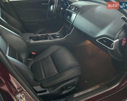 Красный Ягуар XE, объемом двигателя 2 л и пробегом 107 тыс. км за 15500 $, фото 19 на Automoto.ua