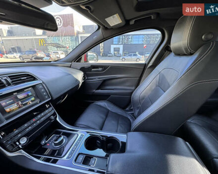 Червоний Ягуар XE, об'ємом двигуна 2 л та пробігом 142 тис. км за 18500 $, фото 40 на Automoto.ua