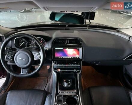 Красный Ягуар XE, объемом двигателя 2 л и пробегом 107 тыс. км за 15500 $, фото 16 на Automoto.ua