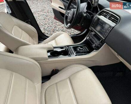 Красный Ягуар XE, объемом двигателя 2 л и пробегом 92 тыс. км за 14500 $, фото 16 на Automoto.ua