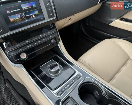 Красный Ягуар XE, объемом двигателя 2 л и пробегом 92 тыс. км за 14500 $, фото 20 на Automoto.ua