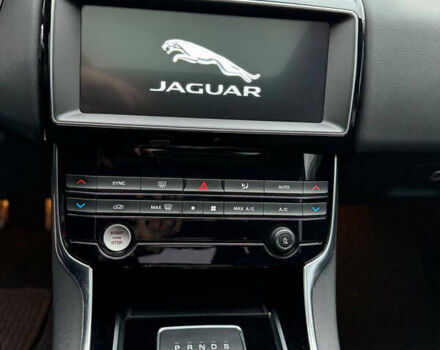 Красный Ягуар XE, объемом двигателя 2 л и пробегом 63 тыс. км за 16900 $, фото 10 на Automoto.ua