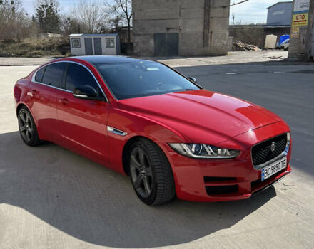 Красный Ягуар XE, объемом двигателя 2 л и пробегом 63 тыс. км за 16900 $, фото 2 на Automoto.ua