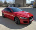 Красный Ягуар XE, объемом двигателя 2 л и пробегом 63 тыс. км за 16900 $, фото 2 на Automoto.ua
