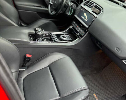 Красный Ягуар XE, объемом двигателя 2 л и пробегом 63 тыс. км за 16900 $, фото 16 на Automoto.ua