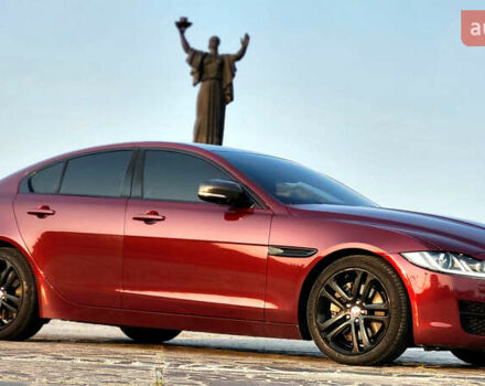 Красный Ягуар XE, объемом двигателя 2 л и пробегом 74 тыс. км за 16300 $, фото 1 на Automoto.ua