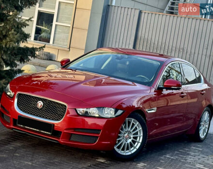 Красный Ягуар XE, объемом двигателя 2 л и пробегом 178 тыс. км за 13900 $, фото 1 на Automoto.ua