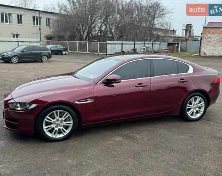 Красный Ягуар XE, объемом двигателя 2 л и пробегом 94 тыс. км за 14900 $, фото 1 на Automoto.ua