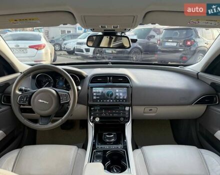 Серый Ягуар XE, объемом двигателя 2 л и пробегом 121 тыс. км за 16300 $, фото 9 на Automoto.ua