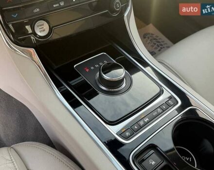 Серый Ягуар XE, объемом двигателя 2 л и пробегом 121 тыс. км за 16300 $, фото 15 на Automoto.ua