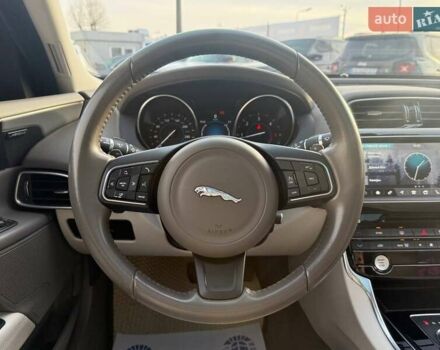 Серый Ягуар XE, объемом двигателя 2 л и пробегом 121 тыс. км за 16300 $, фото 10 на Automoto.ua