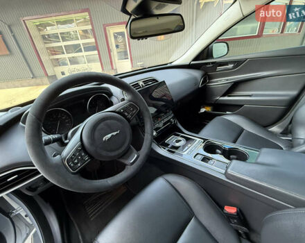 Сірий Ягуар XE, об'ємом двигуна 3 л та пробігом 82 тис. км за 20000 $, фото 50 на Automoto.ua
