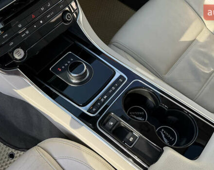 Сірий Ягуар XE, об'ємом двигуна 2 л та пробігом 121 тис. км за 15850 $, фото 27 на Automoto.ua