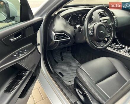 Серый Ягуар XE, объемом двигателя 2 л и пробегом 147 тыс. км за 13500 $, фото 7 на Automoto.ua
