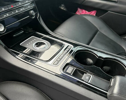 Серый Ягуар XE, объемом двигателя 2 л и пробегом 89 тыс. км за 13800 $, фото 9 на Automoto.ua