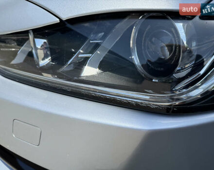 Сірий Ягуар XE, об'ємом двигуна 3 л та пробігом 82 тис. км за 20000 $, фото 98 на Automoto.ua