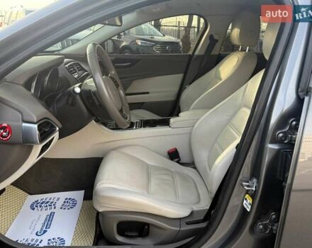 Серый Ягуар XE, объемом двигателя 2 л и пробегом 121 тыс. км за 16300 $, фото 17 на Automoto.ua