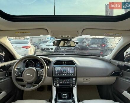 Серый Ягуар XE, объемом двигателя 2 л и пробегом 121 тыс. км за 16300 $, фото 8 на Automoto.ua