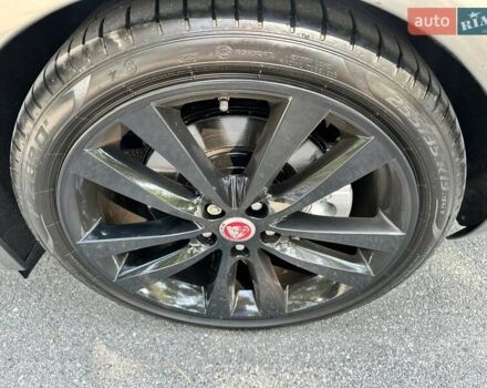 Серый Ягуар XE, объемом двигателя 3 л и пробегом 71 тыс. км за 17500 $, фото 2 на Automoto.ua