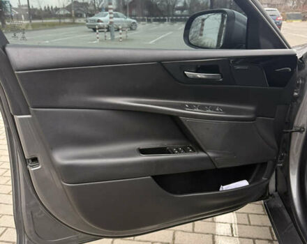 Серый Ягуар XE, объемом двигателя 2 л и пробегом 89 тыс. км за 13800 $, фото 12 на Automoto.ua