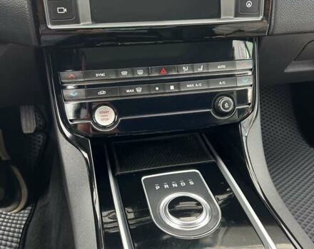 Серый Ягуар XE, объемом двигателя 2 л и пробегом 147 тыс. км за 13500 $, фото 15 на Automoto.ua
