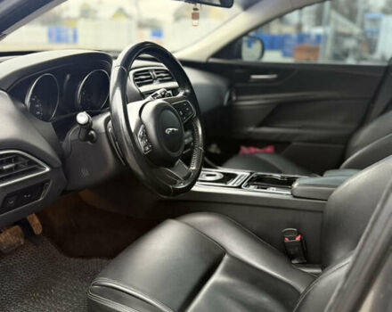 Серый Ягуар XE, объемом двигателя 2 л и пробегом 89 тыс. км за 13800 $, фото 7 на Automoto.ua